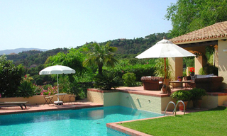 Villa te koop met 2 gastenverblijven in Marbella - Benahavis 2