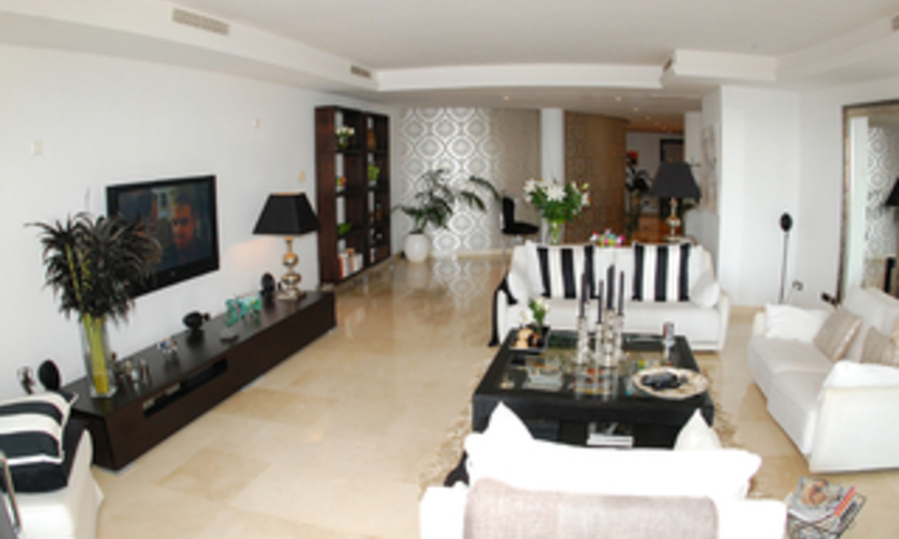 Luxe beachfront appartement te koop in Puerto Banus - Marbella 12