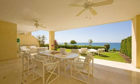Frontline beach strand appartement te koop in Cabopino, Marbella 