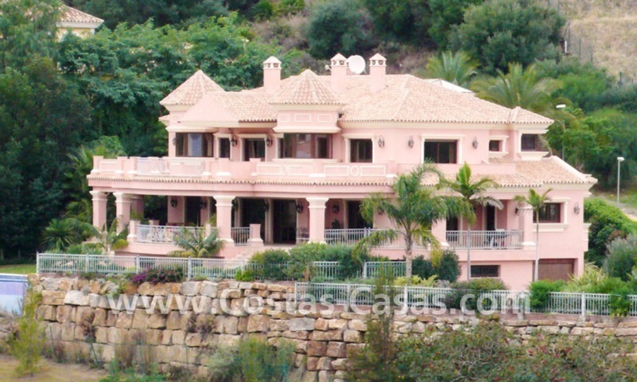 Exclusieve ruime villa mansion te koop direct aan de golf in Marbella - Benahavis 0