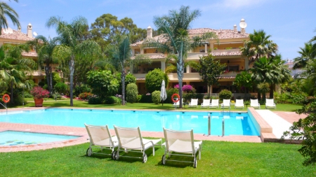 /db/huizen/1302975154complex_4_pool.JPG.thumb.JPG