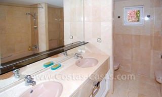 Ruim appartement te koop in een beachfront complex aan de Golden Mile in Marbella 29