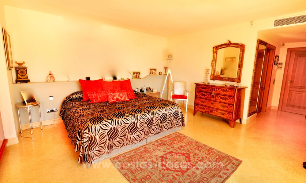 Luxe villa te koop in een gated community op de Golden Mile te Marbella 30457