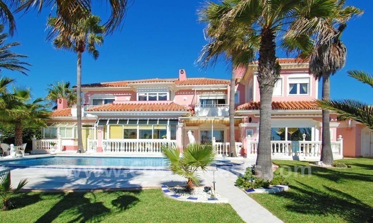 Eerstelijnstrand villa met 2 gastenverblijven te koop, direct aan zee, in oost Marbella 4