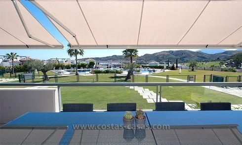 Te koop in het gebied van Marbella en Benahavís: modern, luxe golf appartement 