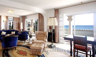 Eerstelijns strand villa te koop in Marbella 6