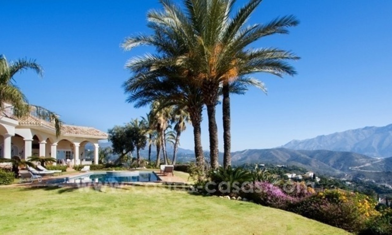 Luxueuze villa te koop in een elegante klassieke stijl met het beste uitzicht in El Madroñal - Benahavis 14
