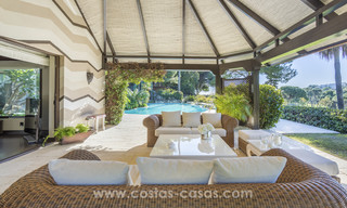 Exclusieve design villa te koop met Aziatische accenten, eerstelijnsgolf in een gated community in Marbella 17416 