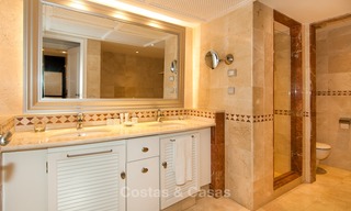 Te koop in Hotel Kempinski, Marbella - Estepona: Gerenoveerd appartement in moderne stijl 345 