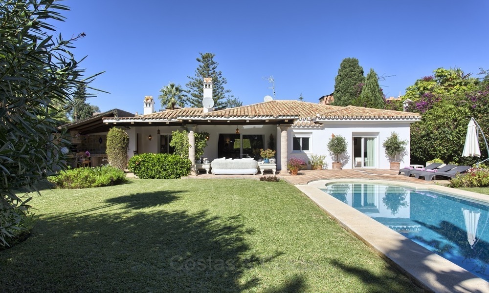 Villa - Bungalow te koop aan de Strandzijde van de New Golden Mile, op loopafstand van het strand, Marbella, Estepona 2203