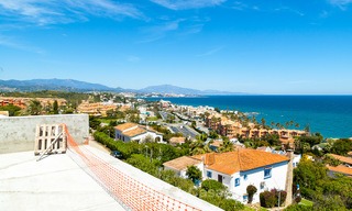 Moderne villa te koop met een prachtig open uitzicht op zee, op 5 minuten lopen naar het strand in Estepona 3231 