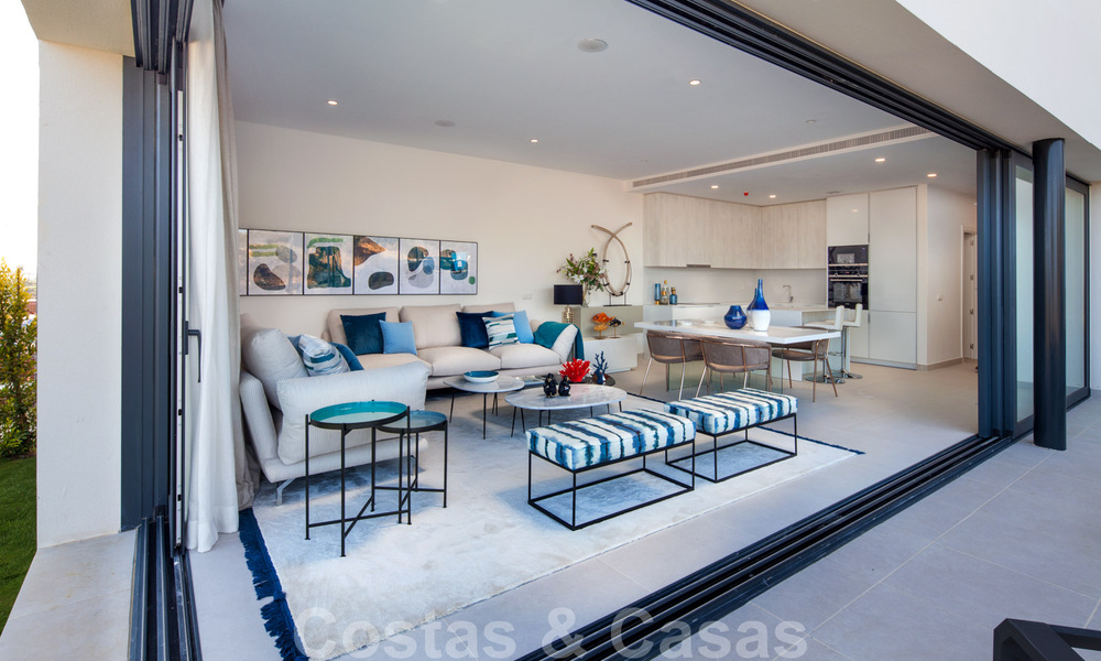 Nieuwe, avant-garde geschakelde huizen te koop, adembenemend uitzicht op zee, Casares, Costa del Sol. Instapklaar. 41380