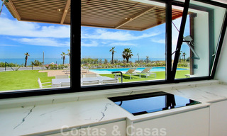Instapklare ultramoderne design villa direct aan het strand te koop, New Golden Mile, Marbella - Estepona. 34250 