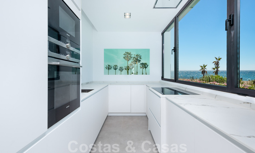 Instapklare ultramoderne design villa direct aan het strand te koop, New Golden Mile, Marbella - Estepona. 34255