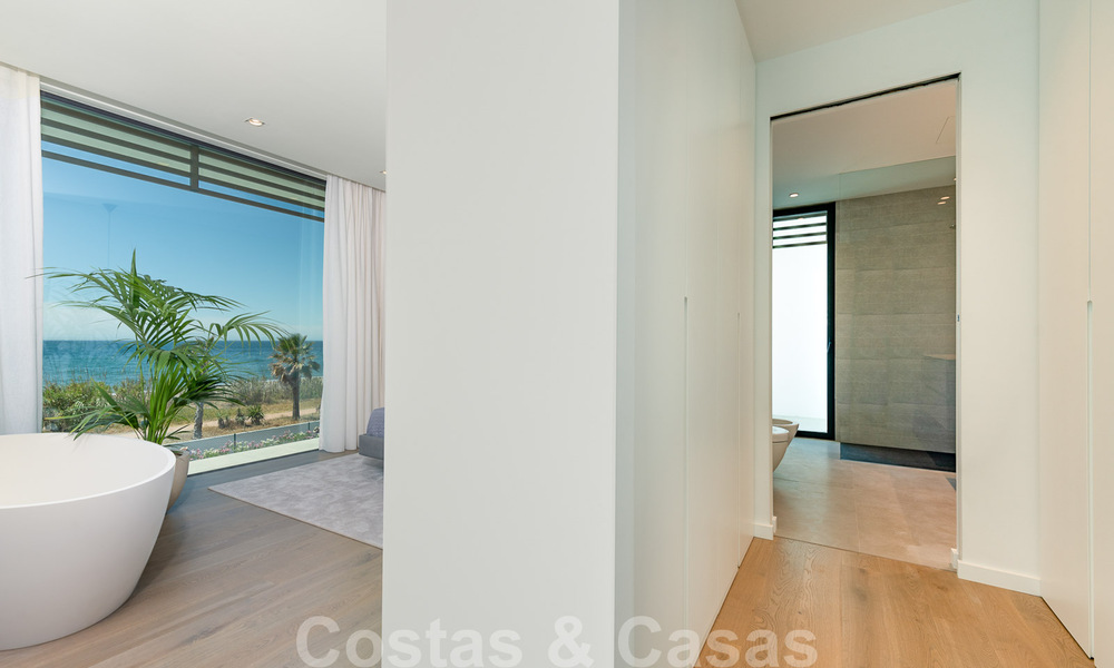 Instapklare ultramoderne design villa direct aan het strand te koop, New Golden Mile, Marbella - Estepona. 34257
