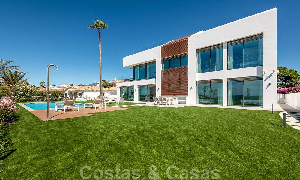 Instapklare ultramoderne design villa direct aan het strand te koop, New Golden Mile, Marbella - Estepona. 34260