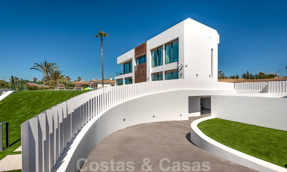 Instapklare ultramoderne design villa direct aan het strand te koop, New Golden Mile, Marbella - Estepona. 34261