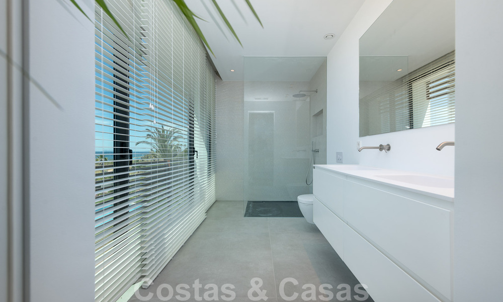 Instapklare ultramoderne design villa direct aan het strand te koop, New Golden Mile, Marbella - Estepona. 34266