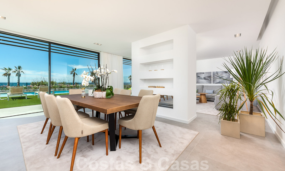 Instapklare ultramoderne design villa direct aan het strand te koop, New Golden Mile, Marbella - Estepona. 34273