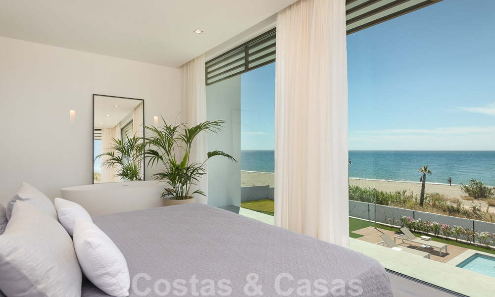 Instapklare ultramoderne design villa direct aan het strand te koop, New Golden Mile, Marbella - Estepona. 34274