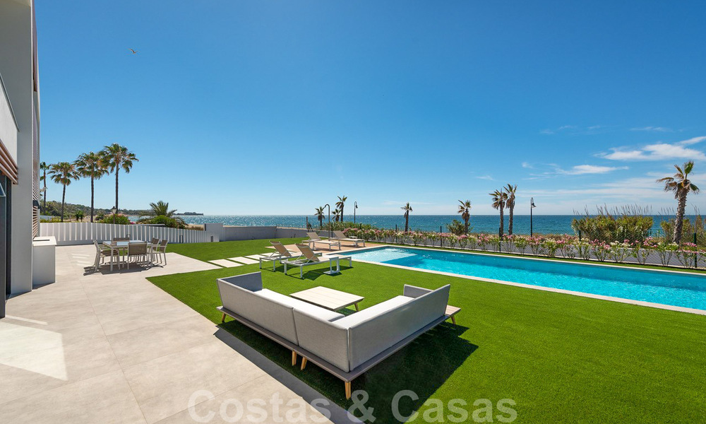 Instapklare ultramoderne design villa direct aan het strand te koop, New Golden Mile, Marbella - Estepona. 34280