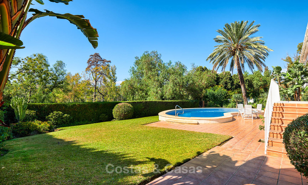 Eerste lijn golf villa in Andalusische stijl te koop - Marbella 6824