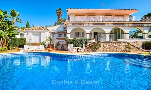 Eerste lijn golf villa in Andalusische stijl te koop - Marbella 6830