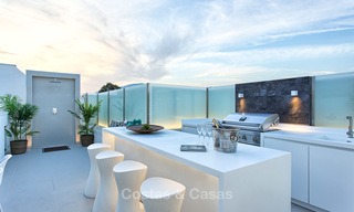 Luxueus eerstelijns strand penthouse appartement met verwarmd privé zwembad te koop in een luxe complex op de New Golden Mile, Marbella - Estepona 7876 