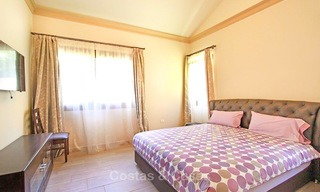 Villa in klassieke stijl in een populaire woonwijk te koop, strandzijde Oost-Marbella 8744 