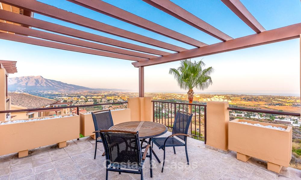 Luxueus hoek penthouse appartement met adembenemend panoramisch uitzicht op zee, golf en bergen te koop, Benahavis, Marbella 10574