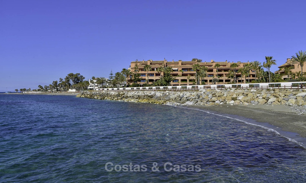 Luxe eerstelijns strandappartement te koop in een exclusief residentieel complex, Puerto Banus, Marbella 11579