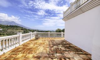 Charmante traditionele villa met panoramisch zee- en bergzicht te koop in El Madroñal, Benahavis, Marbella 12609 