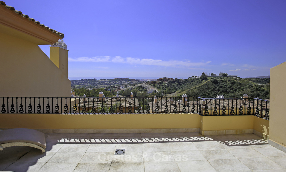 Ruim penthouse appartement met prachtig zeezicht te koop, in een luxe complex in de Golfvallei van Nueva Andalucia, Marbella 17454