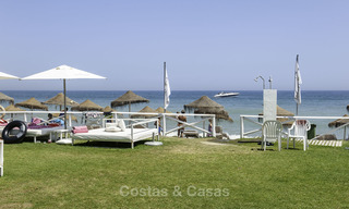 Penthouse met privé zwembad en panoramisch zee-, golf- en bergzicht te koop in een eerstelijnsstrand complex te koop in Guadalmina Baja, Marbella 16031 