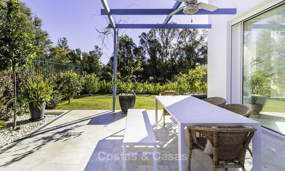 Instapklare luxueuze nieuwbouw villa in eigentijdse stijl te koop, vlakbij het strand en golfbaan, tussen Marbella en Estepona 16598