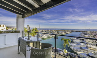 Hip, volledig gemeubileerd en gemoderniseerd penthouse appartement te koop, eerstelijn jachthaven van Puerto Banus, Marbella 16340 