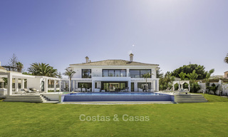 Fonkelnieuwe super-moderne luxe villa te koop, in een chique strandwijk op de grens van Marbella - Estepona 17662 