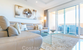 Mooi appartement met groot terras en prachtig uitzicht op zee te koop in een luxe complex met veel voorzieningen in Nueva Andalucia, Marbella 20133 
