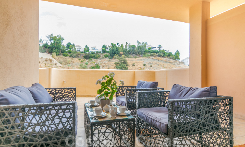 Elegant, recentelijk gerenoveerd appartement met mooi open uitzicht te koop in een prestigieus complex in Nueva Andalucía, Marbella 20306