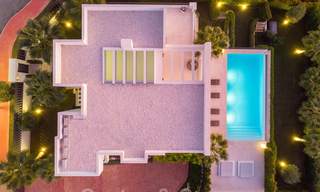 Elegante eigentijdse luxe villa met zeezicht te koop in het gegeerde Nueva Andalucia, Marbella 20878 