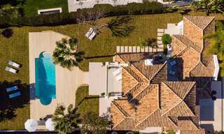 Majestueuze, volledig gerenoveerde Spaanse trendy villa te koop, direct aan de golfbaan in Nueva Andalucia, Marbella 21353 