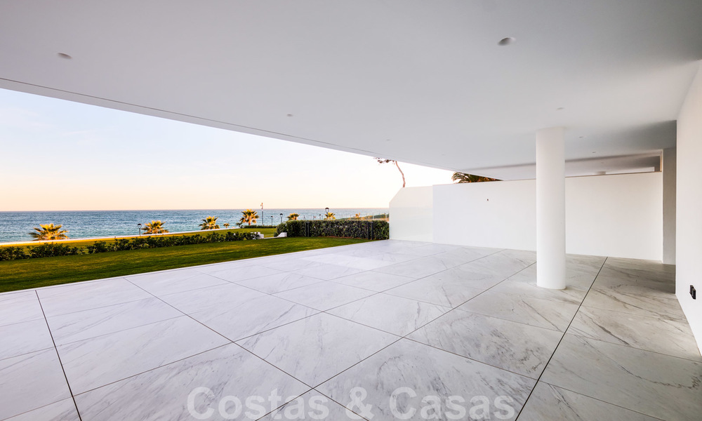 Privé herverkoop. Ultra deluxe avant garde strand appartement te koop in een exclusief complex aan de New Golden Mile, Marbella - Estepona 22009