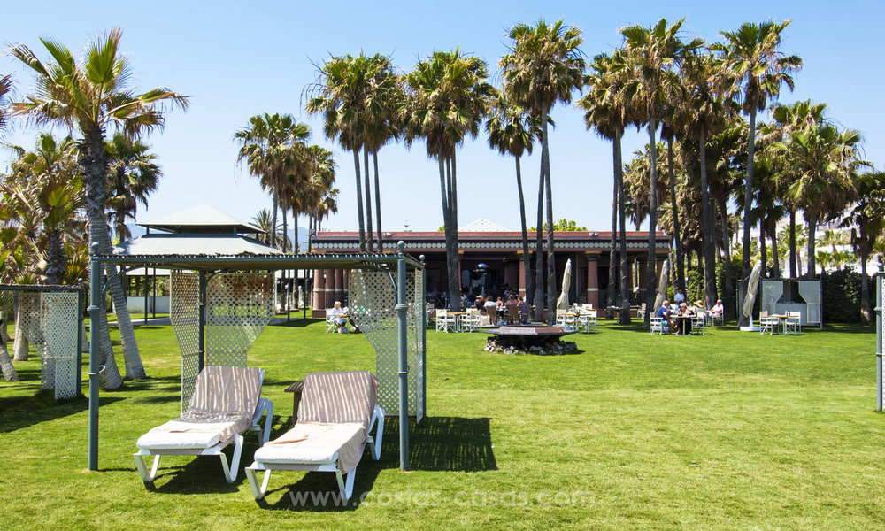 Eerstelijns strand villa te koop met prachtig zeezicht aan de New Golden Mile, tussen Marbella en Estepona 23489
