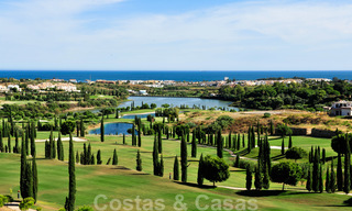 Ruime moderne luxe eerstelijnsgolf appartementen met een prachtig golf- en zeezicht te koop in Marbella - Benahavis 24077 