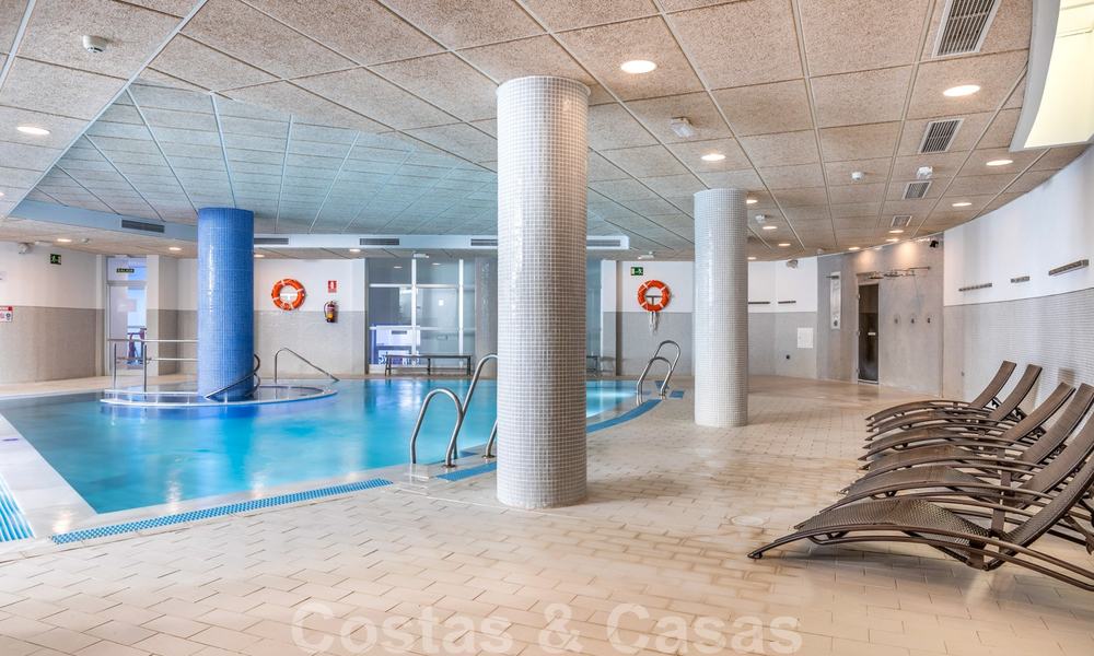 Modern tuinappartement te koop in een eerstelijns strand complex met eigen zwembad tussen Marbella en Estepona 25666