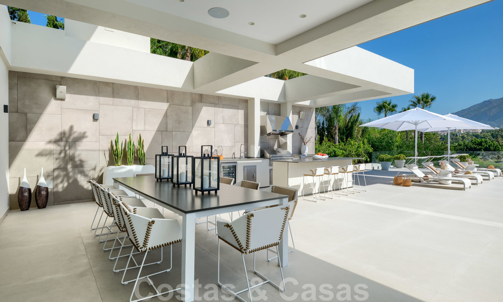 Exclusieve nieuwe moderne villa te koop, direct aan de Las Brisas golfbaan in de Golf Vallei van Nueva Andalucia, Marbella 27431
