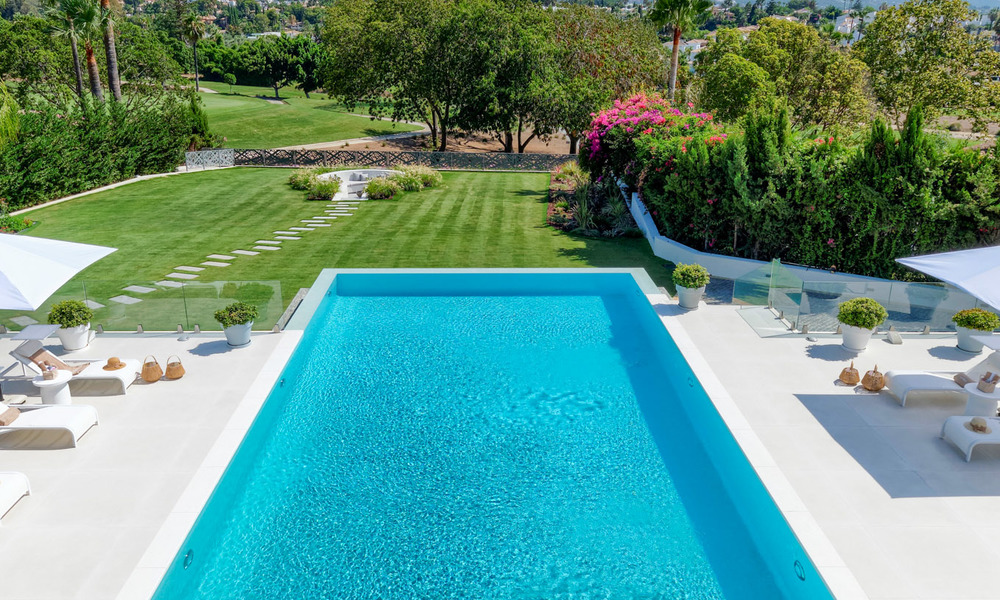 Exclusieve nieuwe moderne villa te koop, direct aan de Las Brisas golfbaan in de Golf Vallei van Nueva Andalucia, Marbella 27446