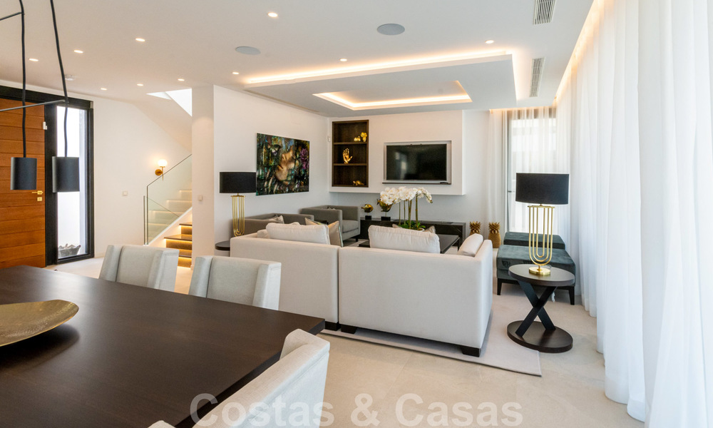 Elegante, nieuwe moderne villa met prachtig panoramisch uitzicht op de kust en de zee te koop, Nueva Andalucia, Marbella 28096