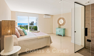 Instapklare, volledig gerenoveerde villa aan het strand met zeezicht te koop in Estepona West 28897 