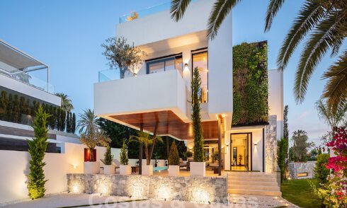 Toplocatie, moderne luxe villa te koop in een gerenommeerde urbanisatie aan het strand op de Golden Mile in Marbella. Instapklaar. 57228
